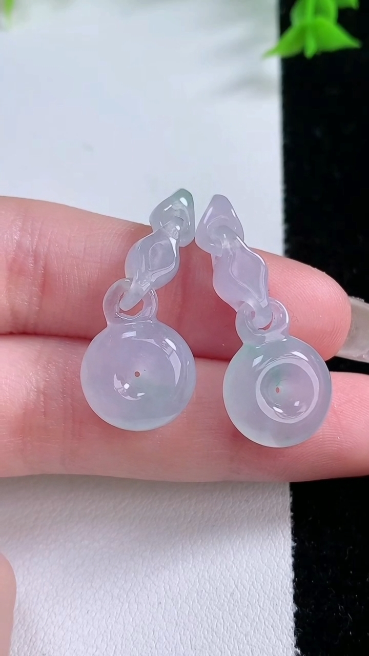 天然A货翡翠平安扣吊坠一对，尺寸12.7-5.5，重量:6.15g
3月7日