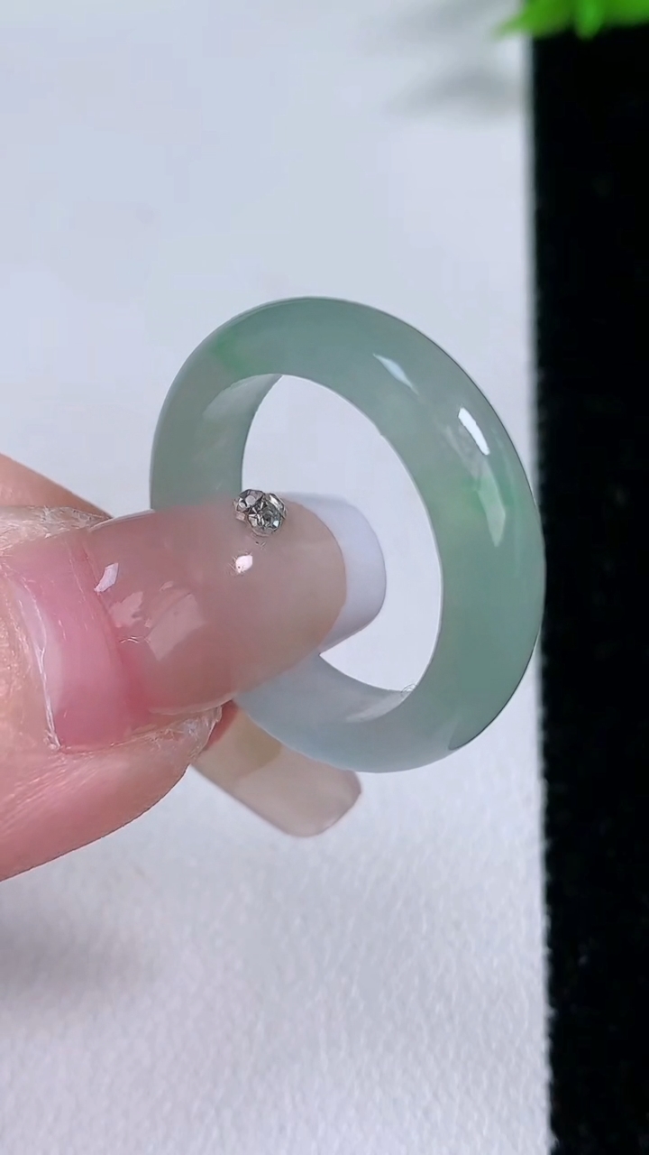 天然A货翡翠指环戒指，尺寸18.4-5-2.8，重量:3.65g2026年3月7日
工厂直销收藏佳品,种好水足，色泽均匀，有种有色，上手高大气！