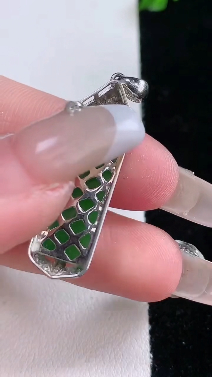 天然A货翡翠无事牌吊坠，尺寸37.7-9.3-6，裸石24.3-7.8重量:3.68g
3月7日