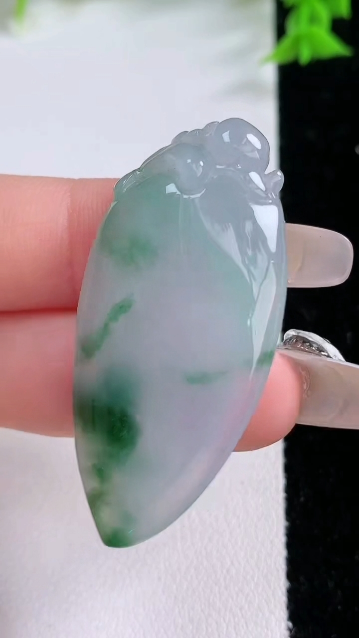 天然A货翡翠冰种飘花福瓜吊坠，尺寸46-20.7-8.7，重量:12.79g
3月7日