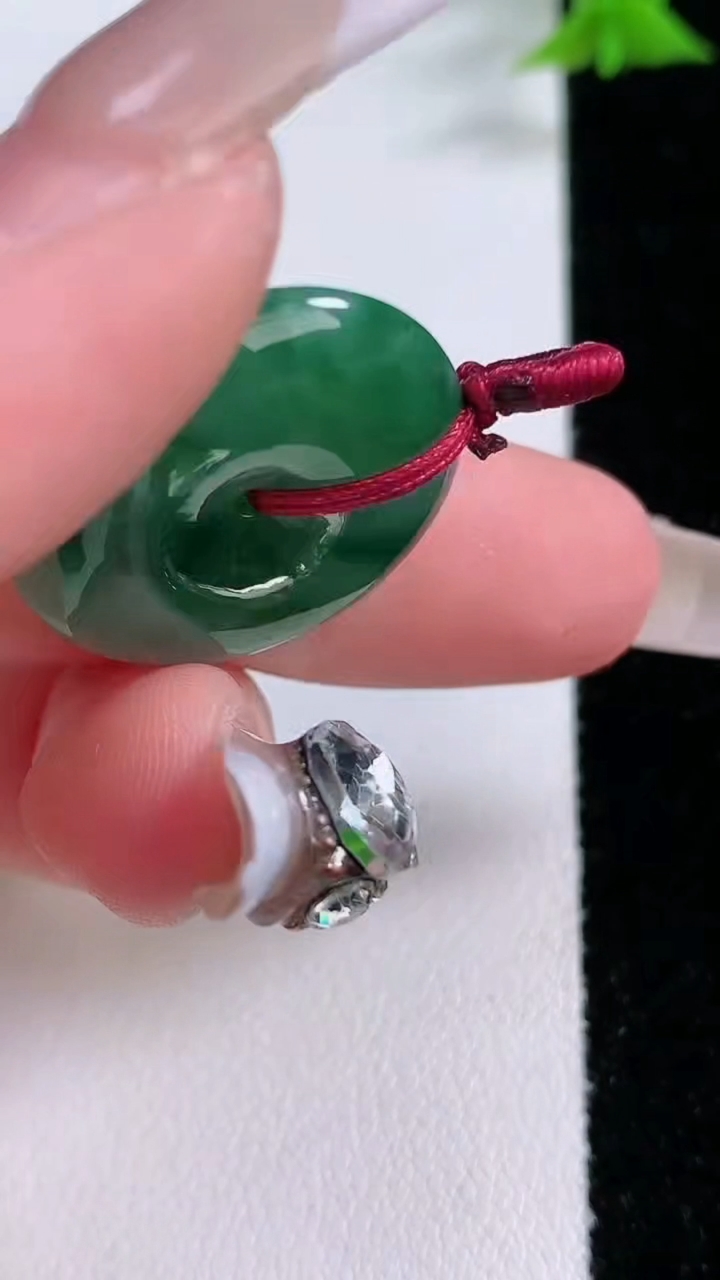 天然A货翡翠平安扣吊坠，尺寸23-5.3，重量:6.80g
3月7日