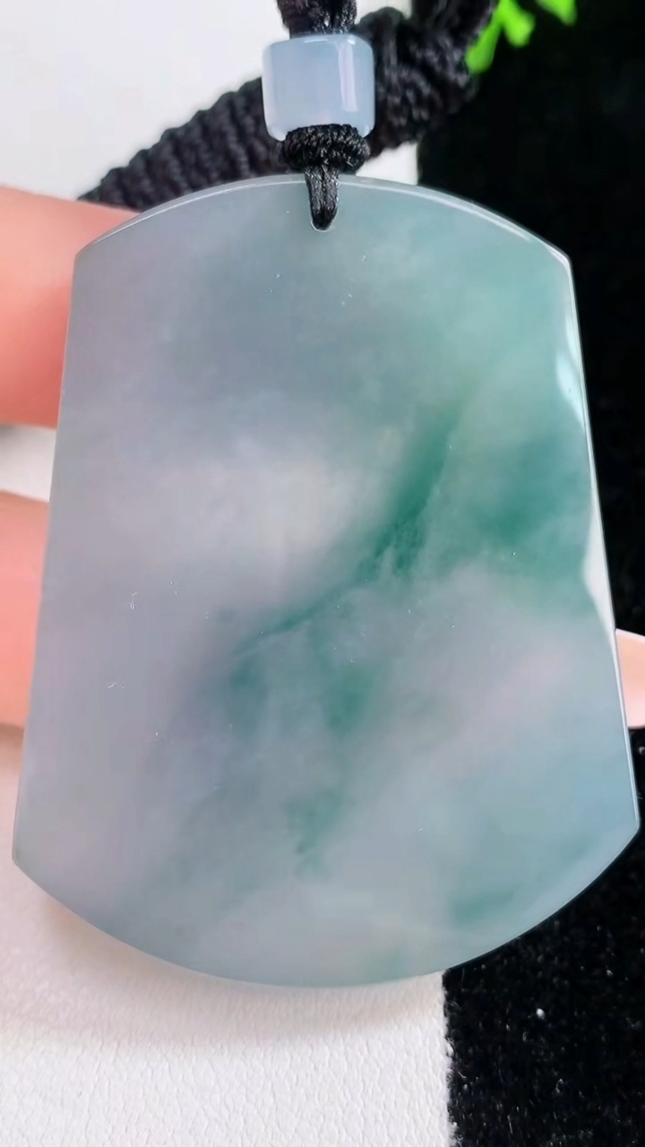 天然A货翡翠种飘花无事牌吊坠，尺寸52-40-5.4，重量:36.71g
3月7日