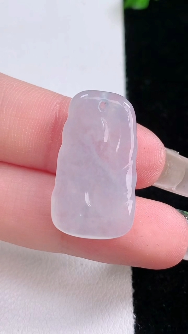 天然A货翡翠生肖狗吊坠，尺寸26.4-15-4.2，重量:4.01g
3月7日