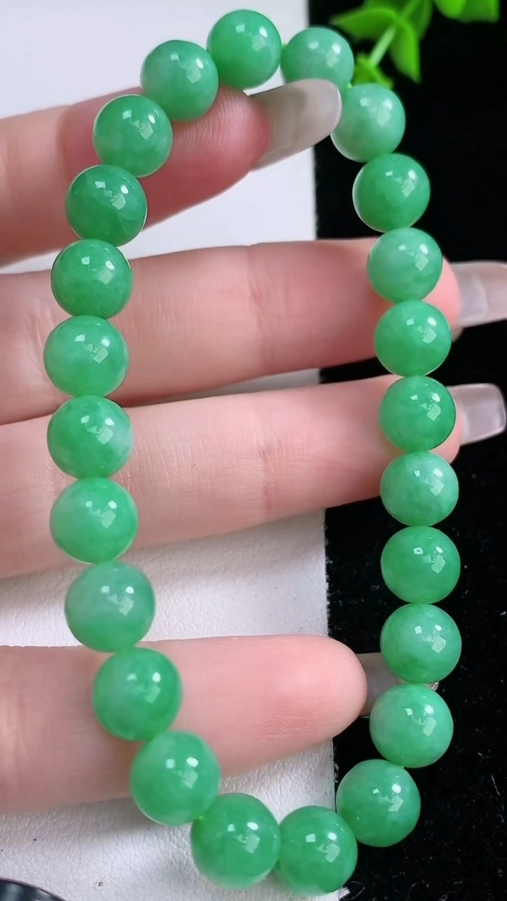 天然A货翡翠圆珠手串，尺寸7.8-24颗，重量:20.70g3月7日
工厂直销收藏佳品,种好水足，色泽均匀，有种有色，上手高大气！