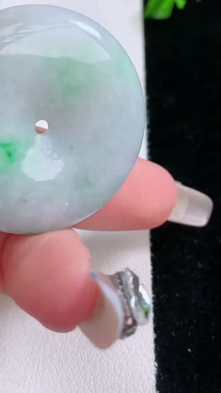 天然A货翡翠平安扣吊坠，尺寸34.5-6.2，重量:15.60g
3月7日