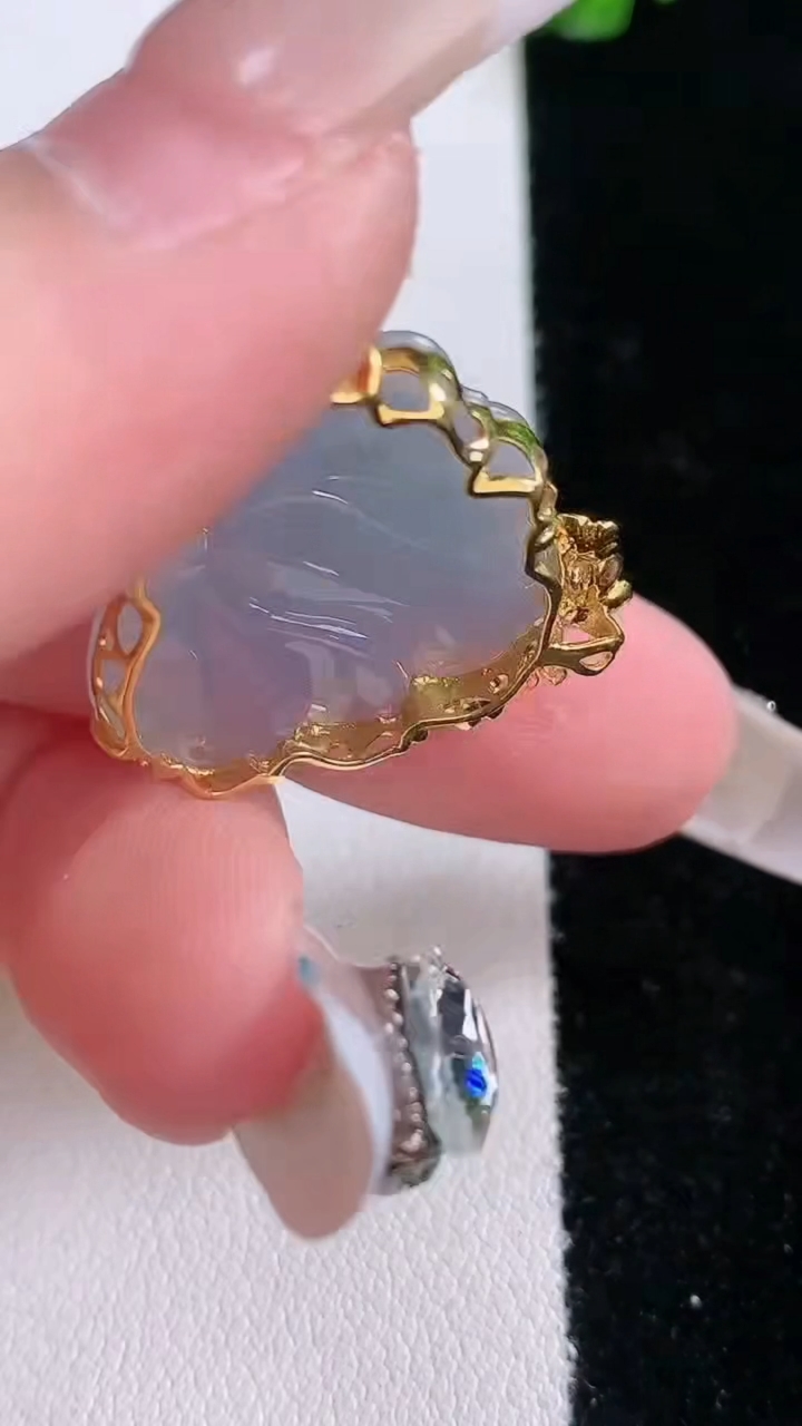 天然A货翡翠18K金紫罗兰和和美美 荷花吊坠，尺寸19-23.5-7.3，重量:4.09g
3月7日