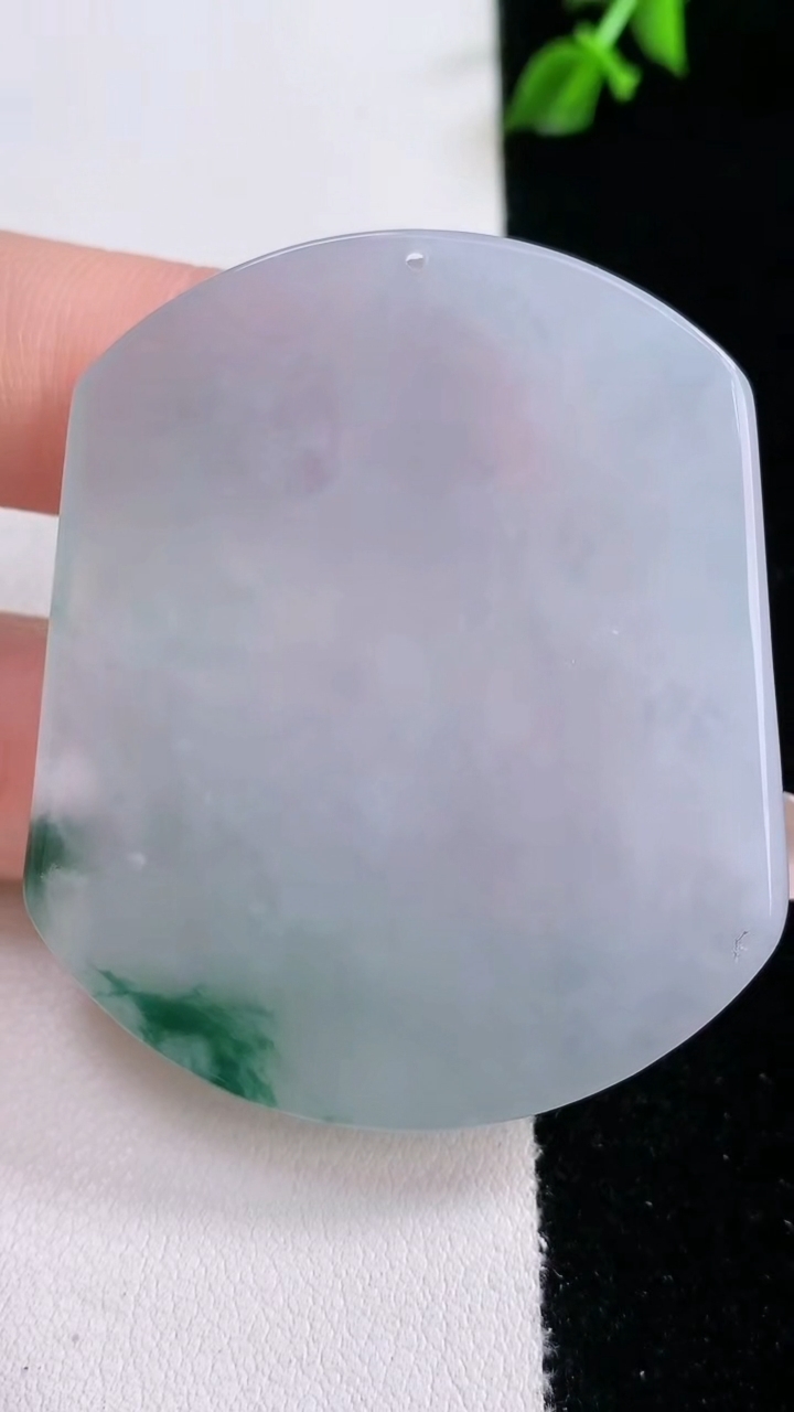 天然A货翡翠飘花千手观音吊坠，尺寸50-43-5.6，重量:26.63g
3月7日