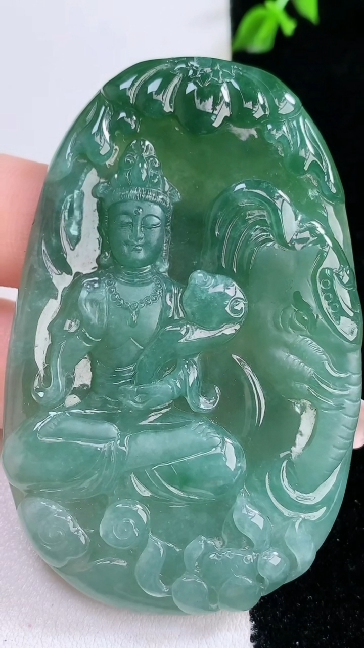 天然A货翡翠普贤菩萨吊坠，尺寸65.2-41.8-5.4，重量:36.42g
3月7日