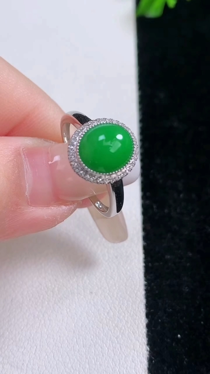 天然A货翡翠蛋面戒指，尺寸17-8.7-7.4-6，重量:2.13g2026年3月7日
工厂直销收藏