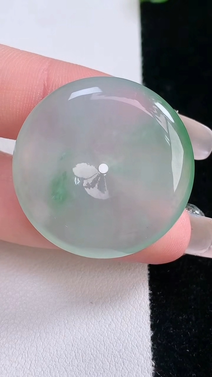 天然A货翡翠平安扣吊坠，尺寸31-5.8，重量:12.48g
3月7日