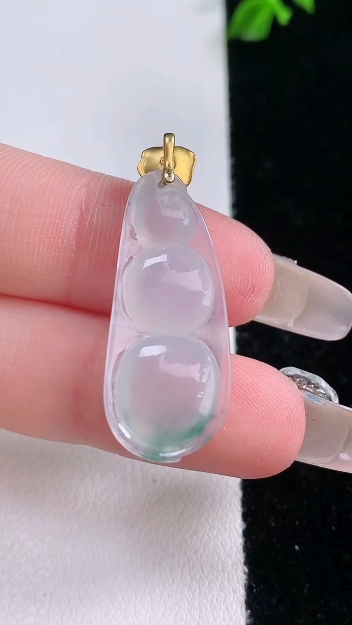 天然A货翡翠福豆吊坠，尺寸29.2-12.5-5.6，重量:3.11g
3月7日