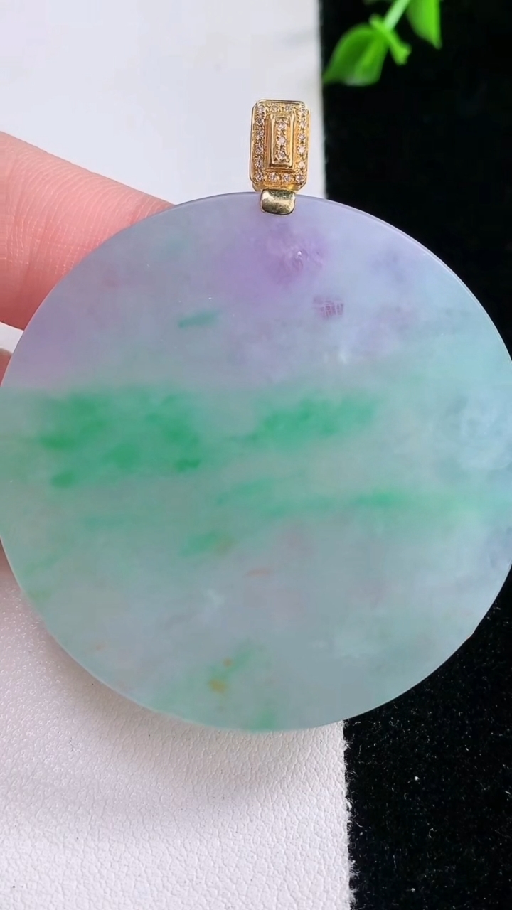 天然A货翡翠无事牌吊坠，尺寸46-5.3，重量:31.70g
3月7日