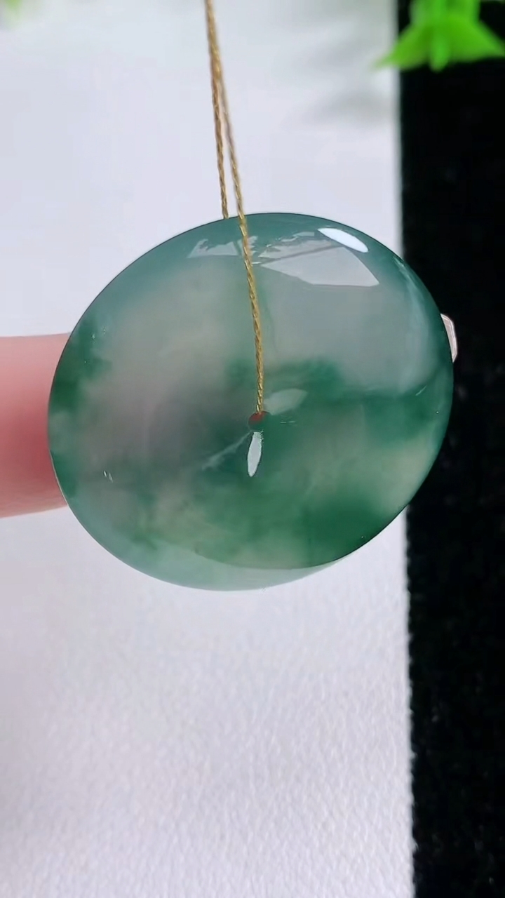 天然A货翡翠冰种飘花平安扣吊坠，尺寸29.8-6.4，重量:11.80g
3月7日