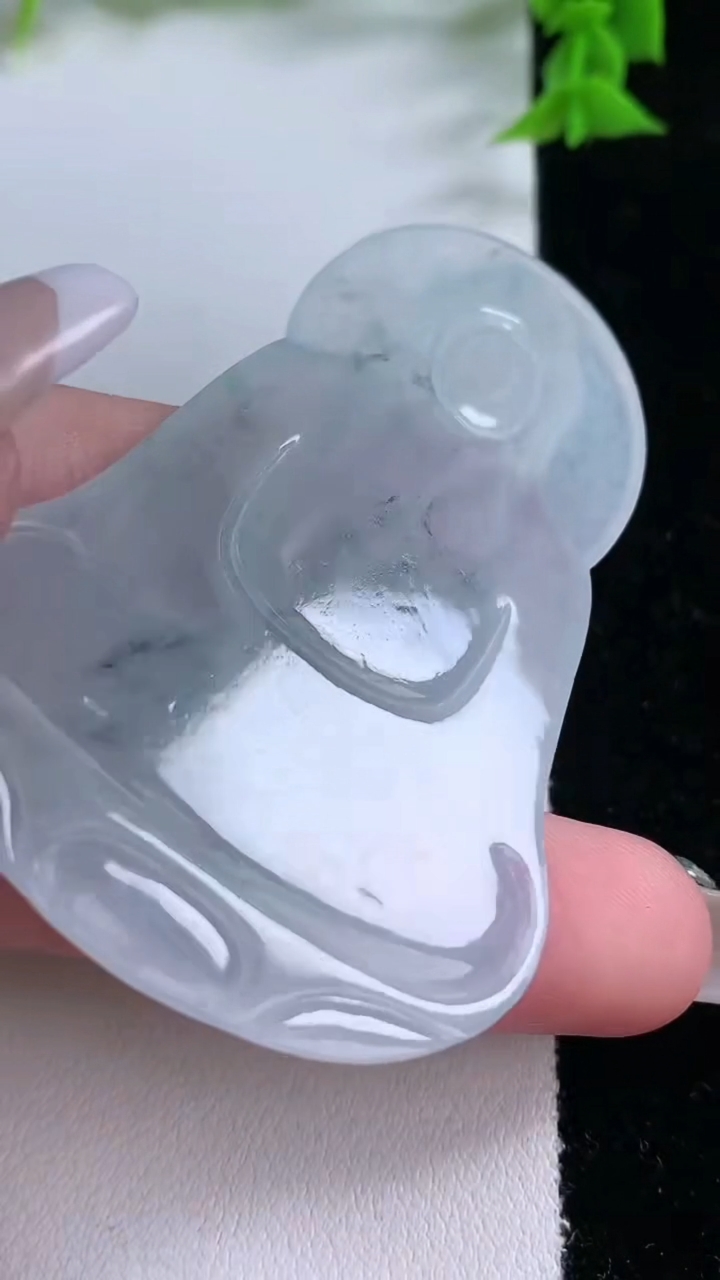 天然A货翡翠冰种飘花观音菩萨吊坠，尺寸68-42.2-4.6，重量:24.09g
3月7日