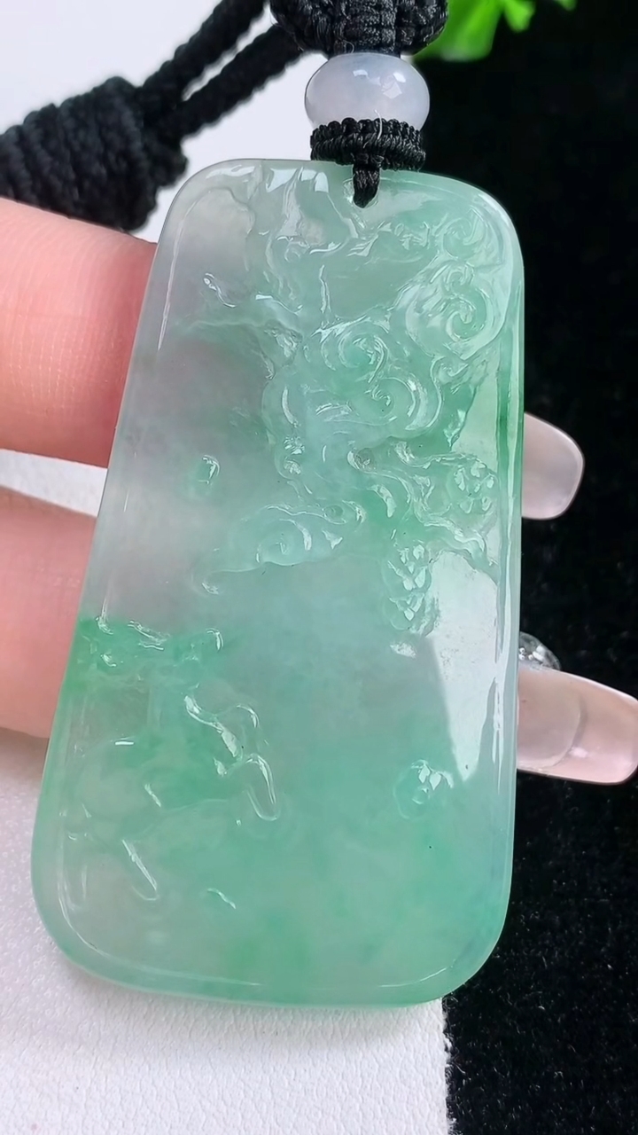 天然A货翡翠梅花鹿吊坠，尺寸54.3-30.2-5，重量:25.25g
3月7日