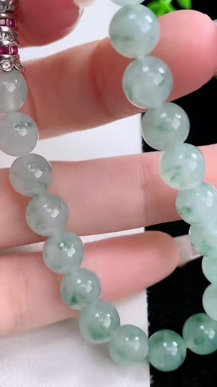 天然A货翡翠飘花圆珠手串，尺寸7.7-23颗，重量:20.47g3月7日
工厂直销收藏佳品,种好水足，色泽均匀，有种有色，上手高大气！