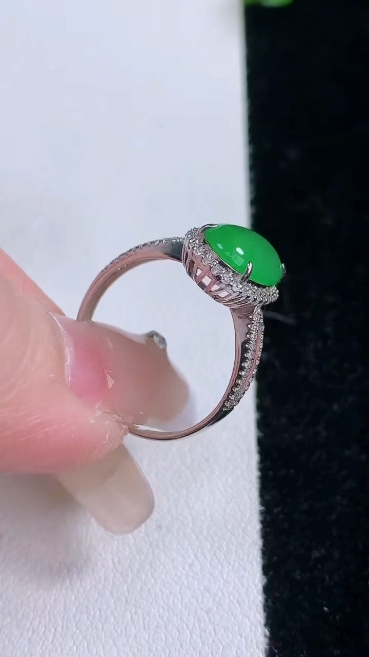 天然A货翡翠蛋面戒指，尺寸17.4-12-7.8-6，重量:2.68g2026年3月7日
工厂直销收藏佳品,种好水足，色泽均匀，有种有色，上手高大气！