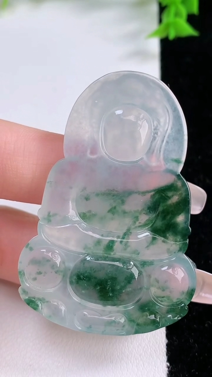 天然A货翡翠种飘花观音菩萨吊坠，尺寸53.6-36.4-5，重量:18.70g
3月7日