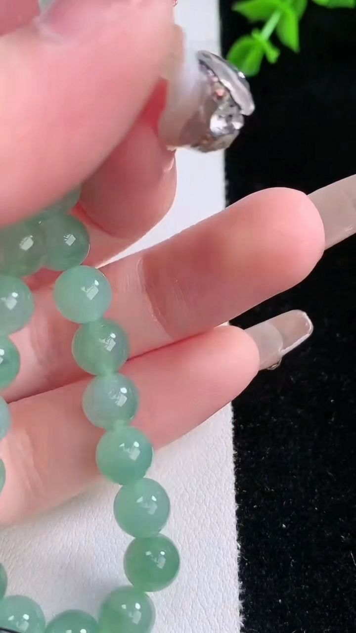 天然A货翡翠圆珠手串，尺寸7-26颗，重量:17.52g3月7日
工厂直销收藏佳品,种好水足，色泽均