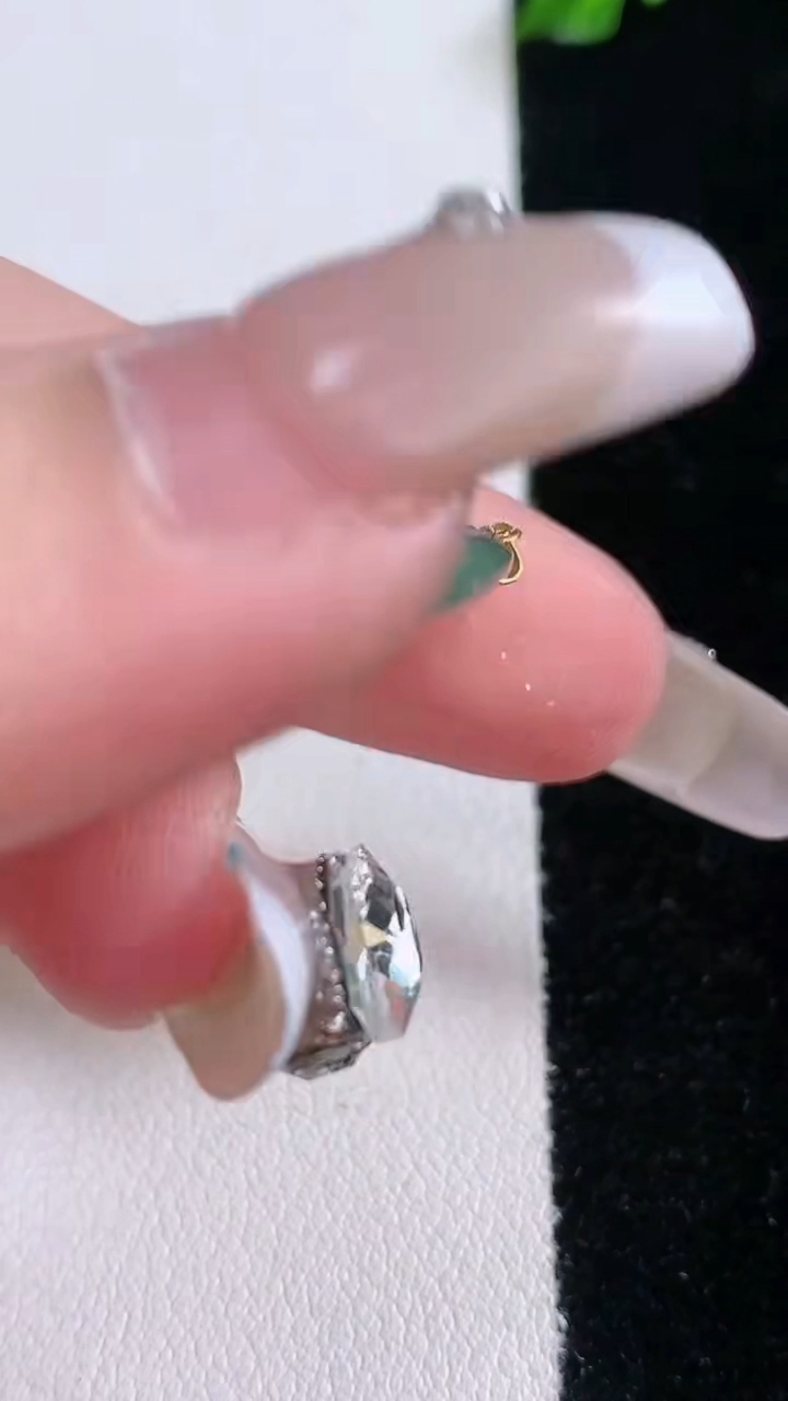 天然A货翡翠平安扣吊坠，尺寸20-3.7，重量:3.31g
3月7日