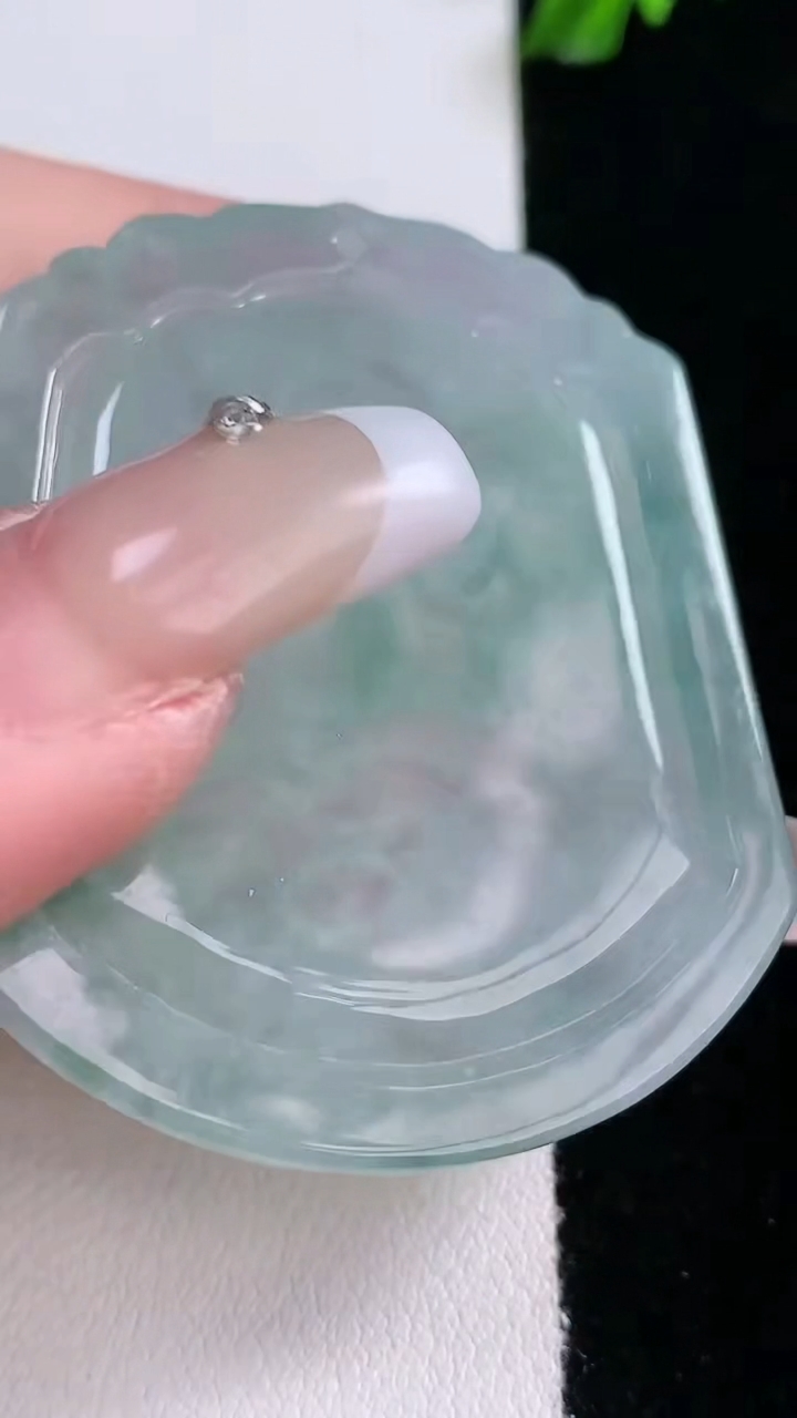 天然A货翡翠飘花生肖羊吊坠，尺寸49.7-43-5.7，重量:26.29g
3月7日