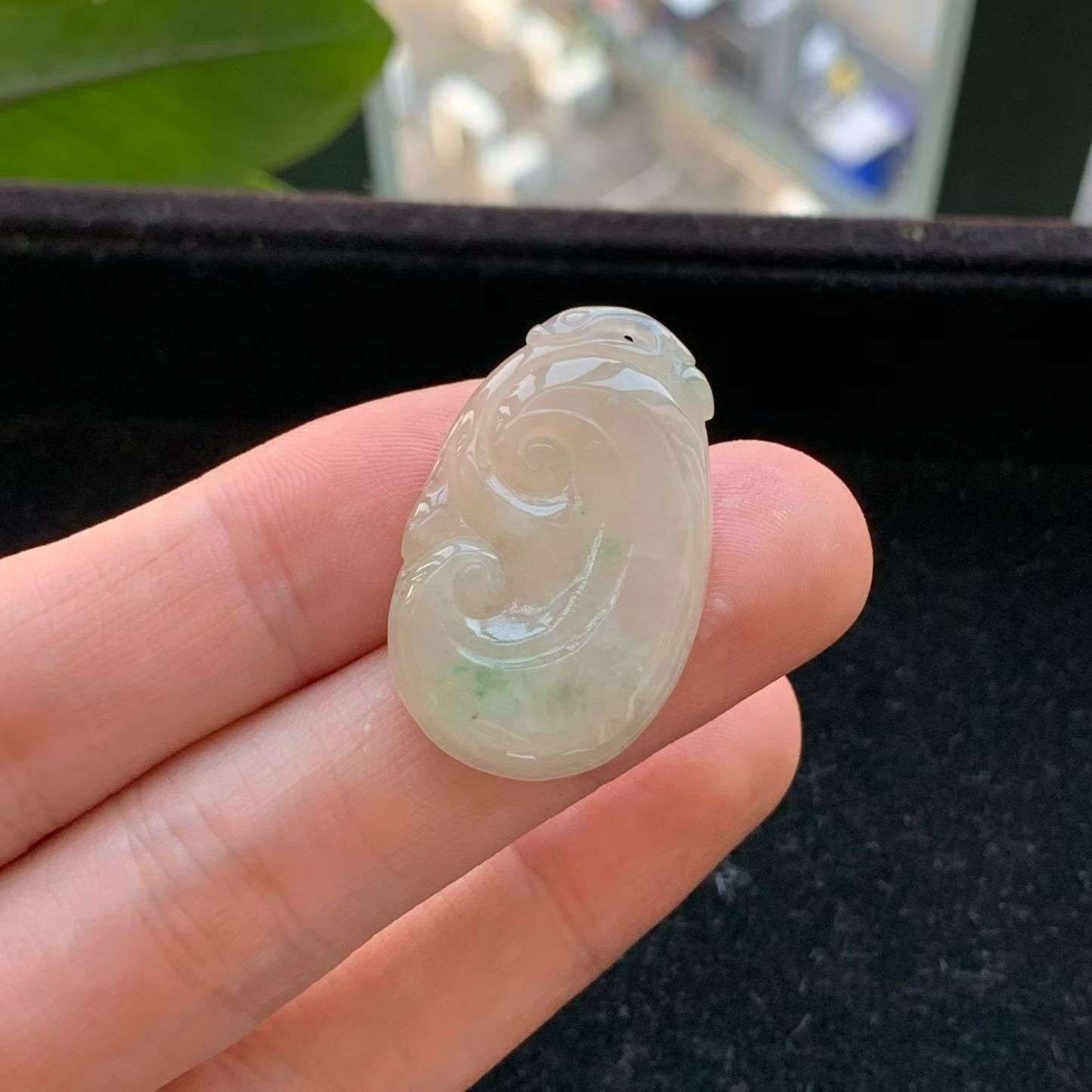 A货天然翡翠冰糯种飘绿如意吊坠重量4.60
3月7日