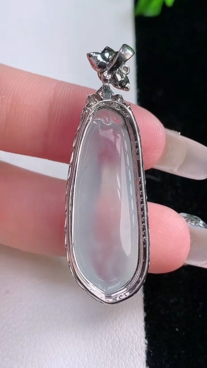 天然A货翡翠种白冰福瓜吊坠，尺寸45.6-14.3-8，裸石32.4-11.2重量:6.47g
3月7日