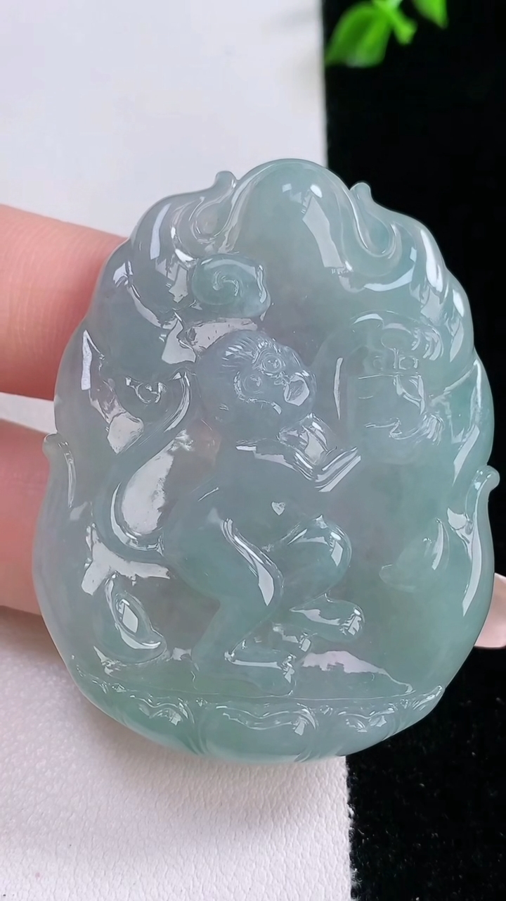 天然A货翡翠生肖猴吊坠，尺寸50.2-38.5-6，重量:25.63g
3月7日