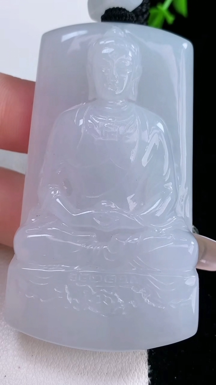 天然A货翡翠大日如来吊坠，尺寸65.2-36-10.5，重量:66.96g
3月7日