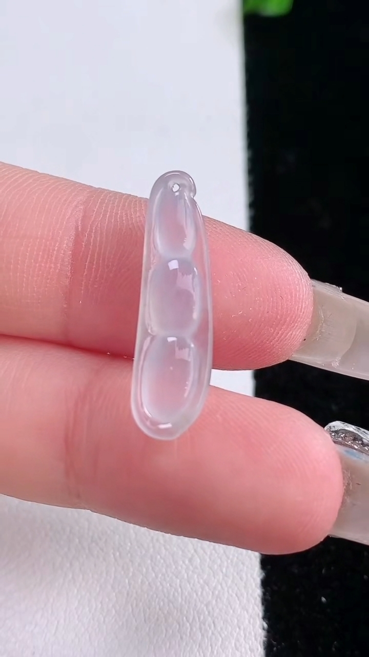 天然A货翡翠福豆吊坠，尺寸23.3-6.3-4.2，重量:1.06g
3月7日