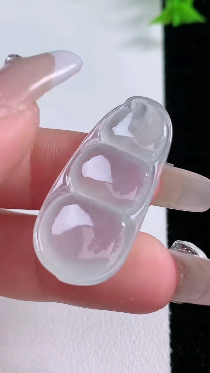 天然A货翡翠福豆吊坠，尺寸34-15.4-5.8，重量:5.64g
3月7日