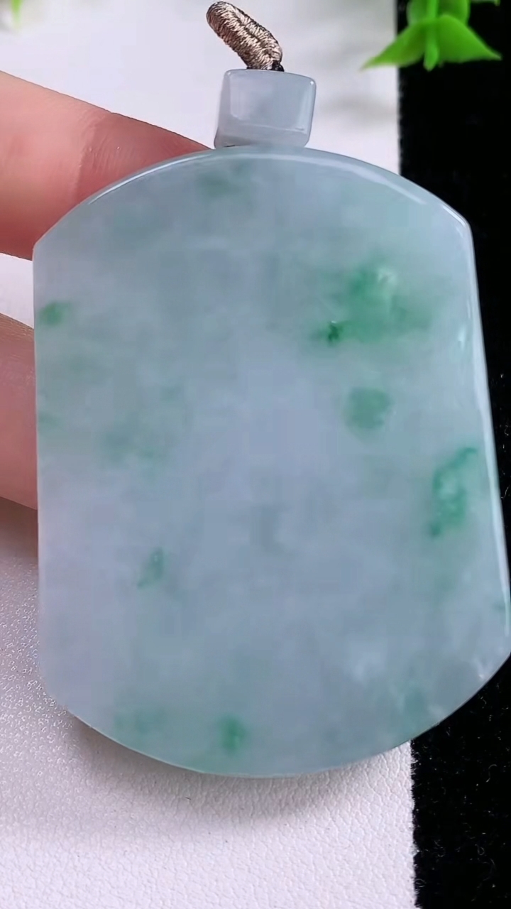 天然A货翡翠飘花无事牌吊坠，尺寸54.3-41.2-6.4，重量:44.21g
3月7日