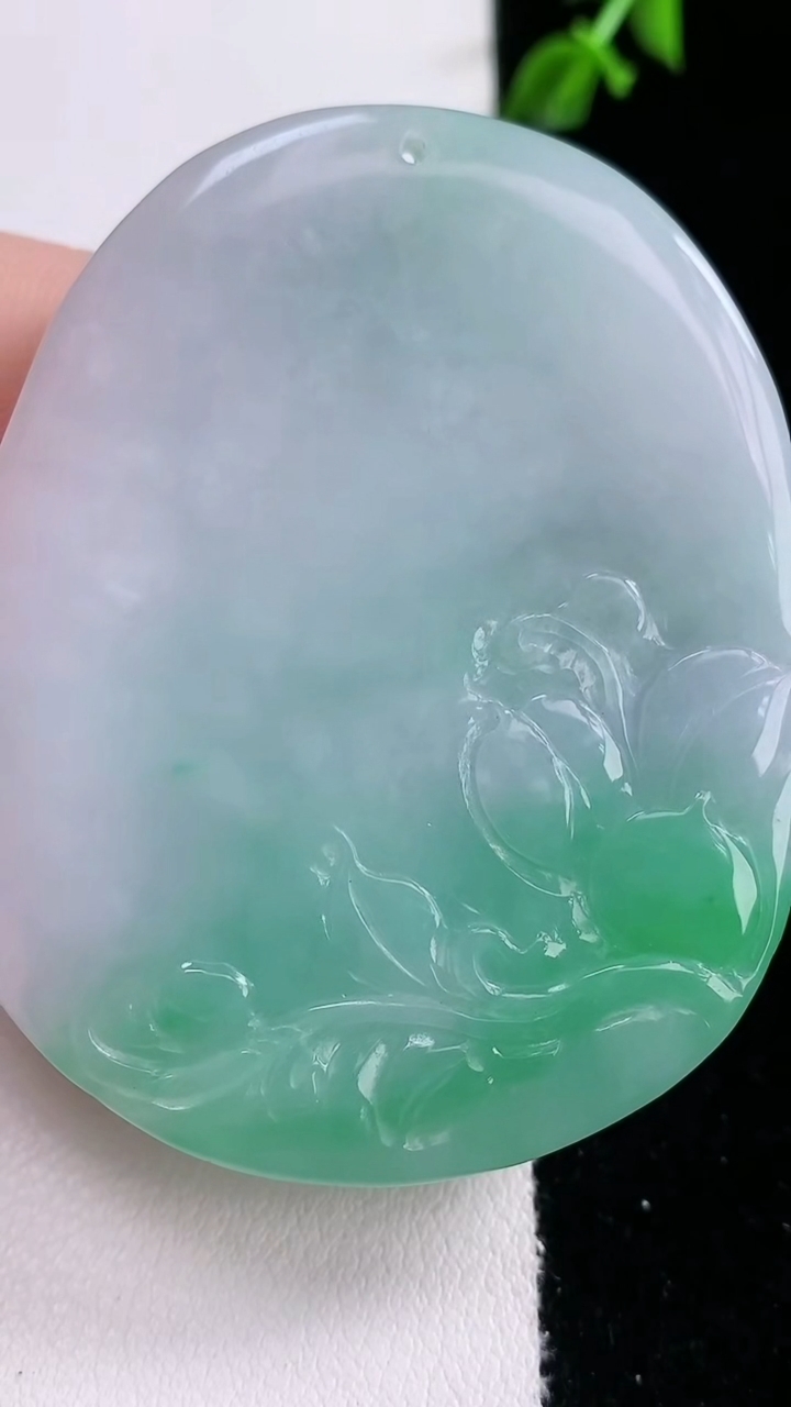 天然A货翡翠鸟语花香吊坠，尺寸56.8-45.3-10.5，重量:60.00g
3月7日