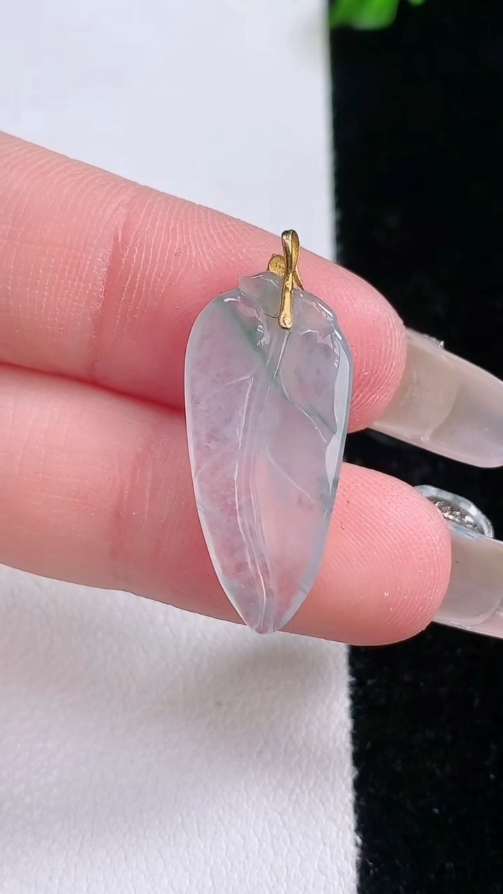 天然A货翡翠种飘花金枝玉叶 叶子吊坠，尺寸23.4-11-2.5，重量:1.46g
3月7日