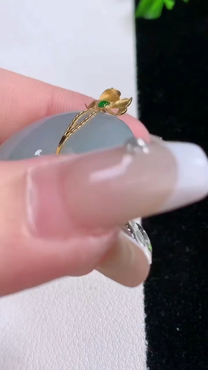 天然A货翡翠平安扣吊坠，尺寸30-5.9，重量:1191g
3月7日