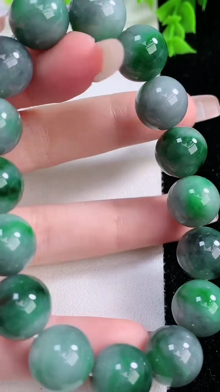 天然A货翡翠圆珠手串，尺寸12.6-16颗，重量:60.38g3月7日
工厂直销收藏佳品,种好水足，