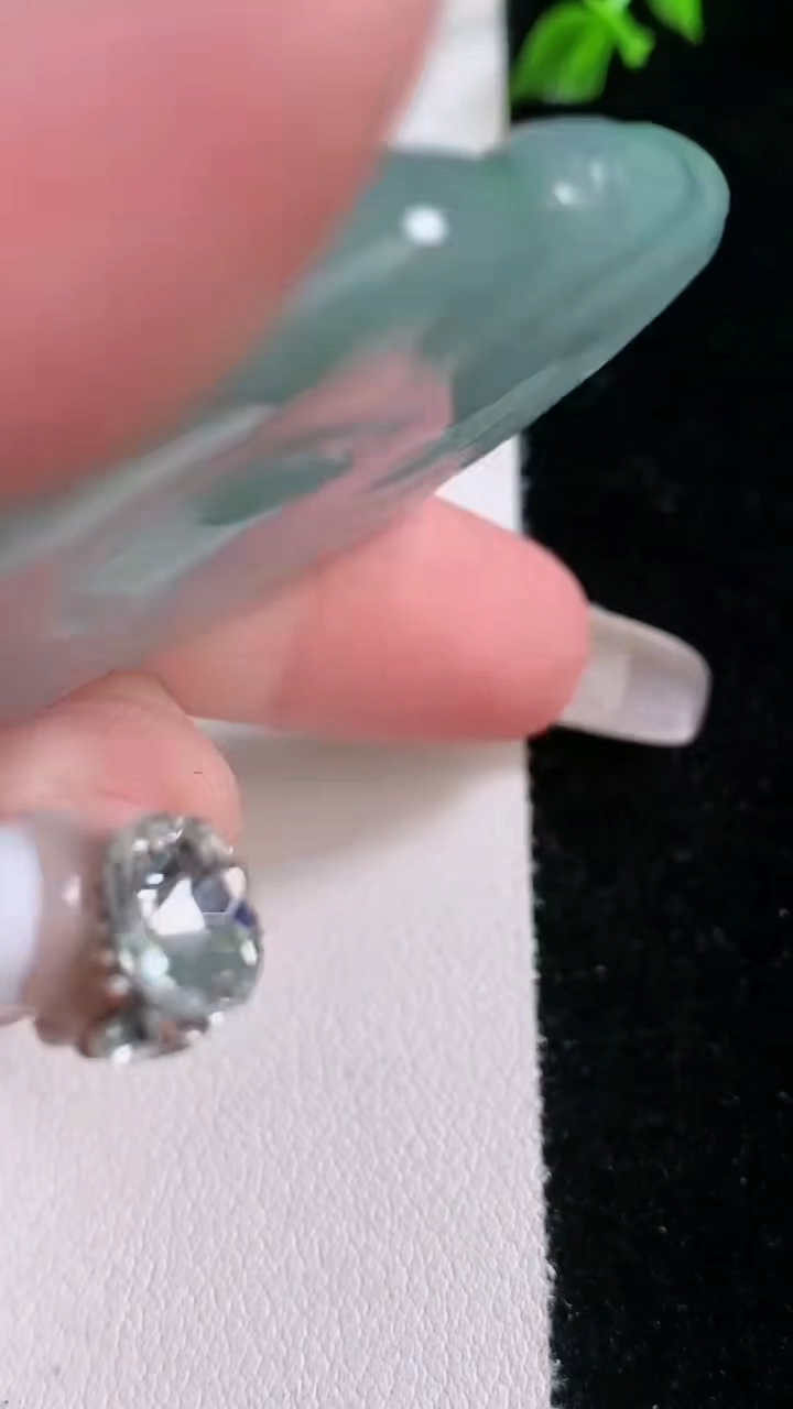 天然A货翡翠生肖猴吊坠，尺寸50.2-38.5-6，重量:25.63g
3月7日