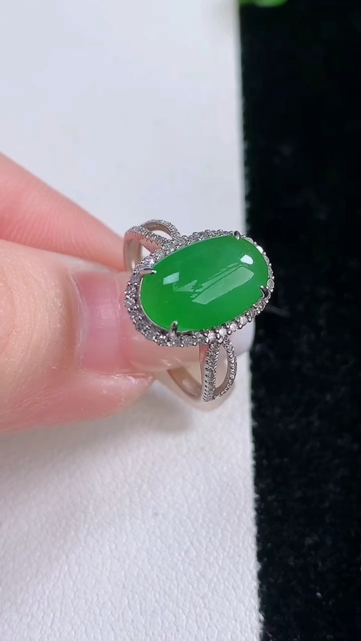 天然A货翡翠蛋面戒指，尺寸17.4-12-7.8-6，重量:2.68g2026年3月7日
工厂直销收