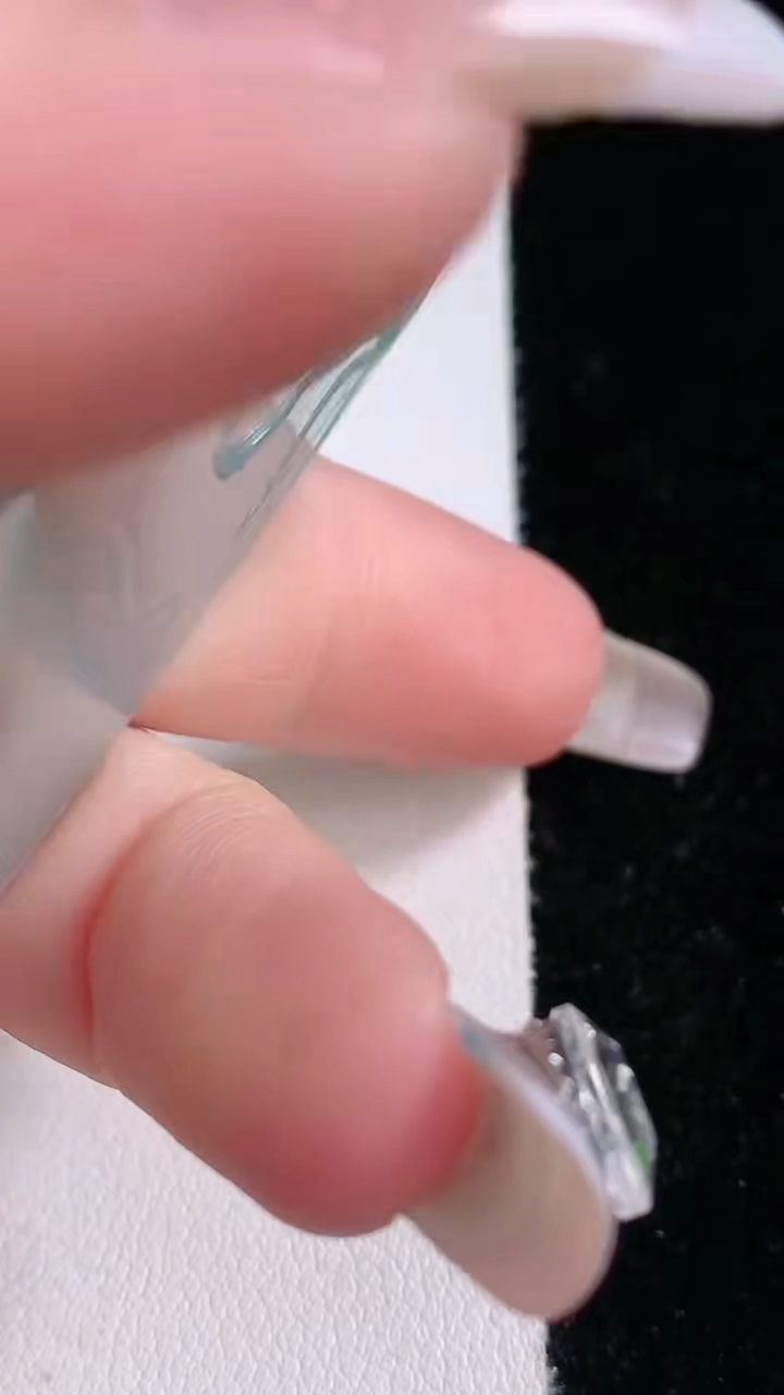 天然A货翡翠大日如来吊坠，尺寸60.5-37.2-4.4，重量:24.73g
3月7日