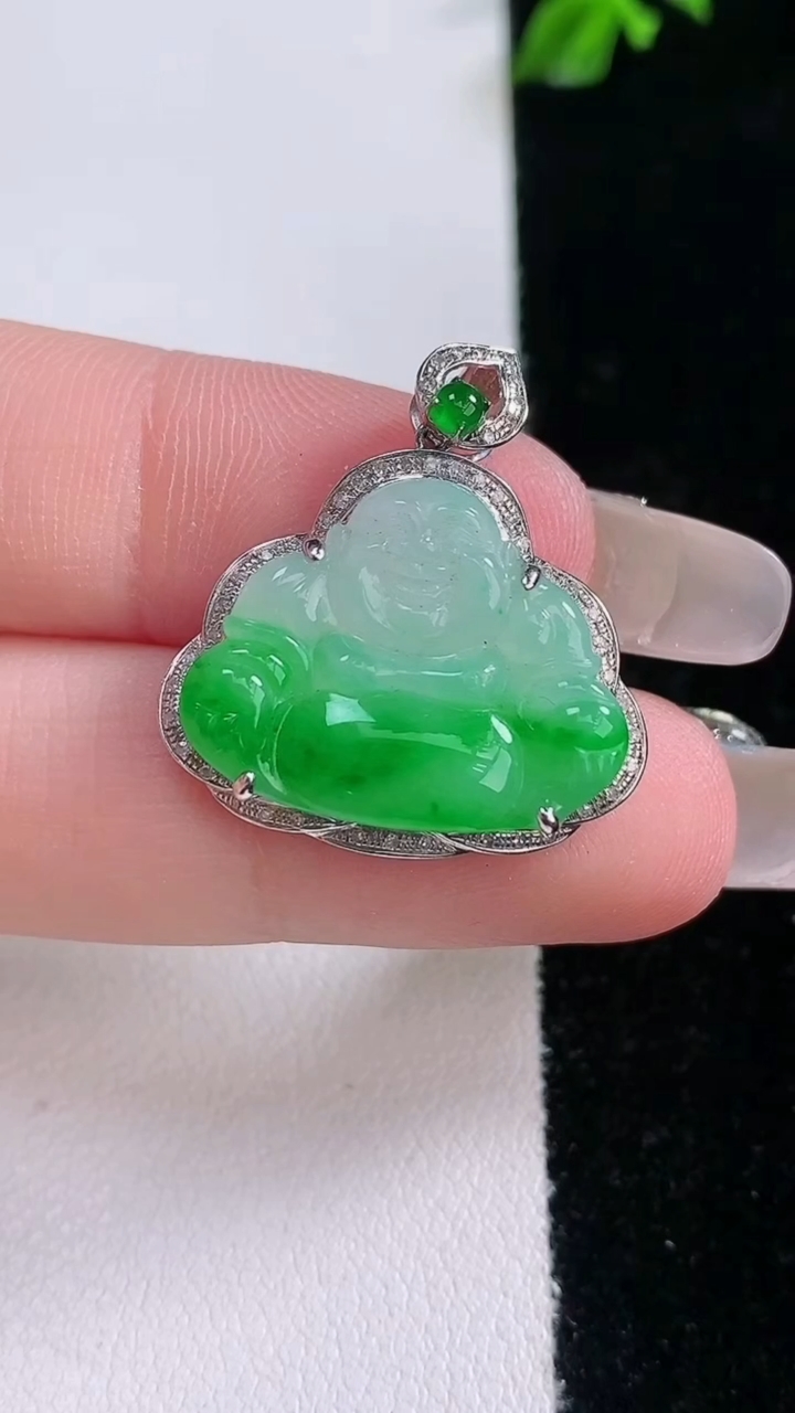 天然A货翡翠佛公吊坠，尺寸24.4-23-5.5，裸石16-20.2重量:3.78g
3月7日