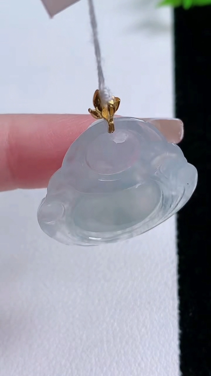 天然A货翡翠种飘花佛公吊坠，尺寸23.4-27.6-5.8，重量:5.55g
3月7日