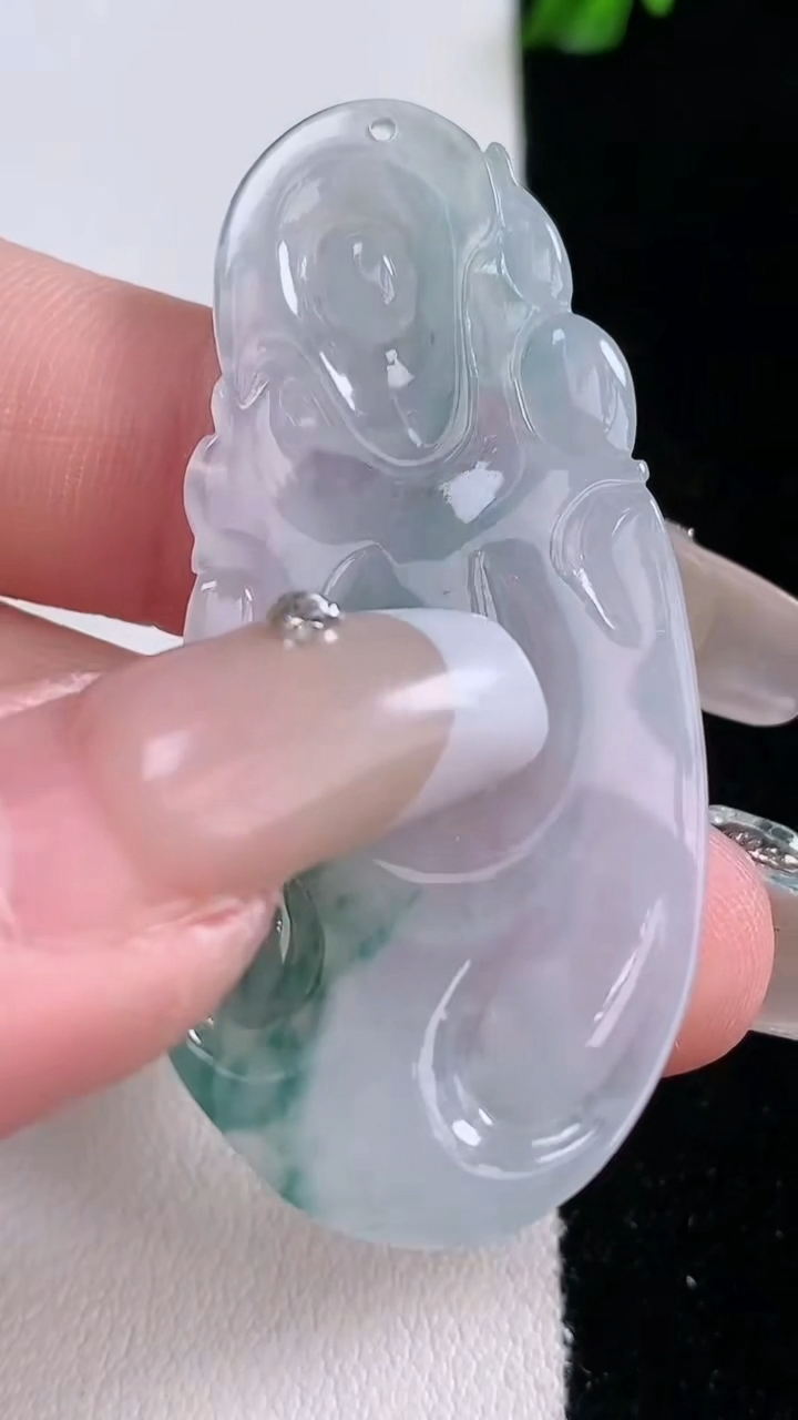 天然A货翡翠飘花布袋佛吊坠，尺寸49.7-24.3-4，重量:8.18g
3月7日