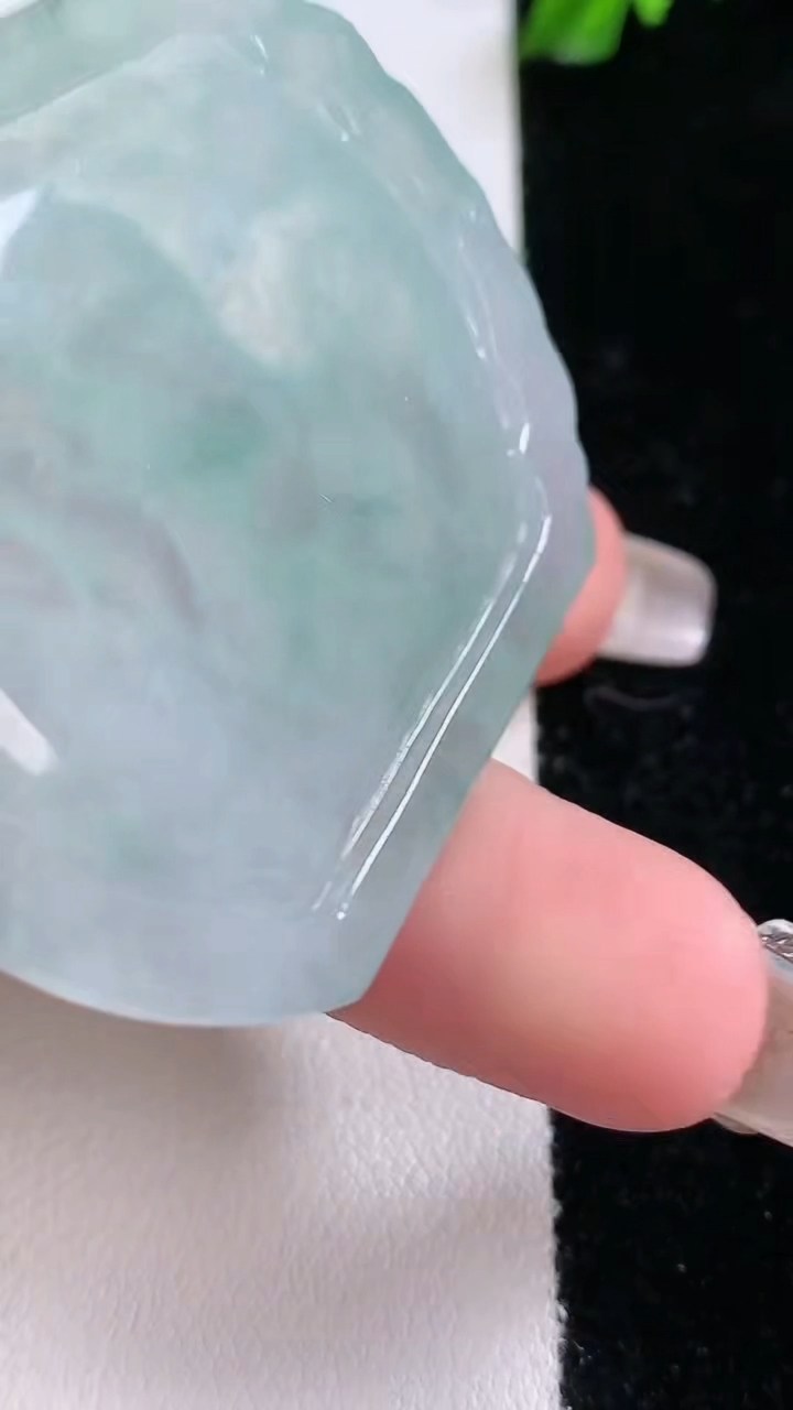 天然A货翡翠飘花生肖羊吊坠，尺寸49.7-43-5.7，重量:26.29g
3月7日