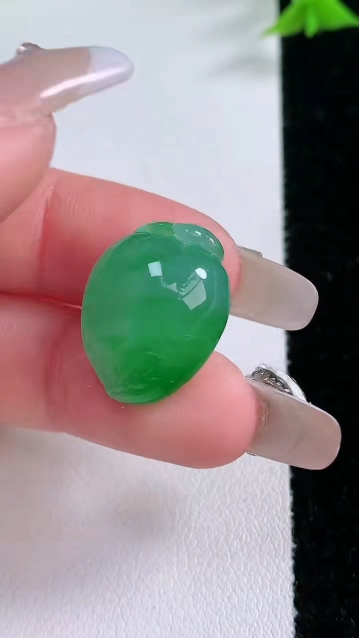 天然A货翡翠寿桃吊坠，尺寸20.2-15.5-11，重量:5.45g
3月7日