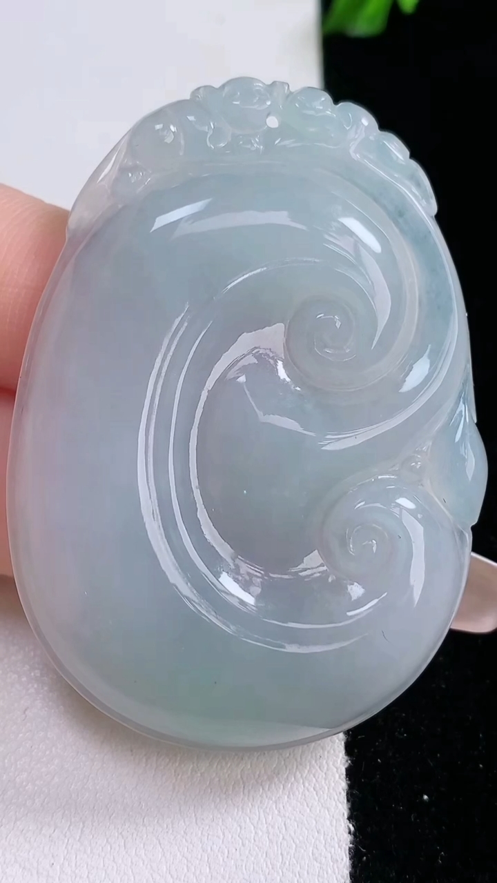 天然A货翡翠如意吊坠，尺寸54-38.4-5，重量:25.43g
3月7日