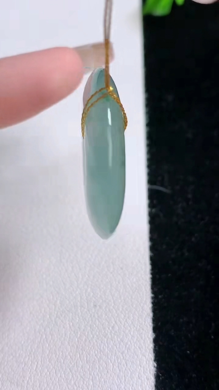 天然A货翡翠冰种飘花平安扣吊坠，尺寸28-5.5，重量:9.68g
3月7日