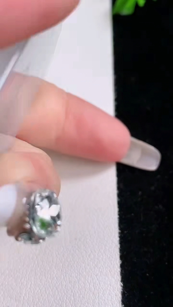 天然A货翡翠虚空藏菩萨吊坠，尺寸62.5-37.4-4.8，重量:29.48g
3月7日