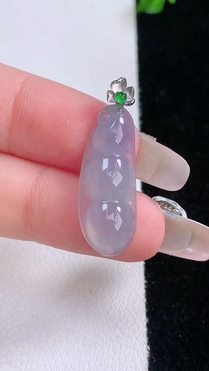 天然A货翡翠18K金紫罗兰福豆吊坠，尺寸24.8-8.2-4.6，重量:1.96g
3月7日