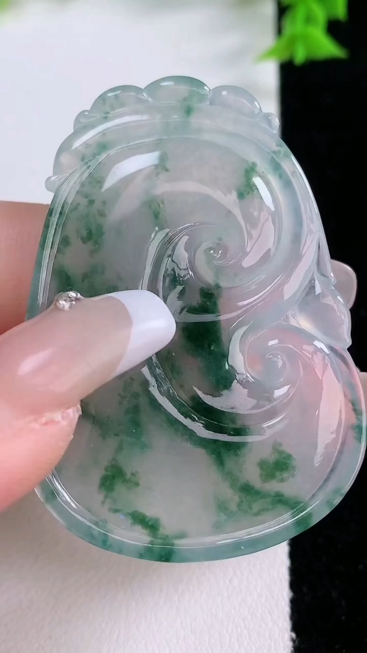 天然A货翡翠种飘花如意吊坠，尺寸52.6-36.4-5.5，重量:20.00g
3月7日