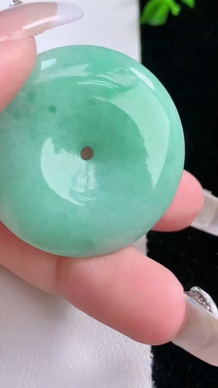 天然A货翡翠平安扣吊坠，尺寸36-5.7，重量:16.47g
3月7日